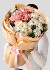Букет "Шарлота" S с хризантемами и гортензиями